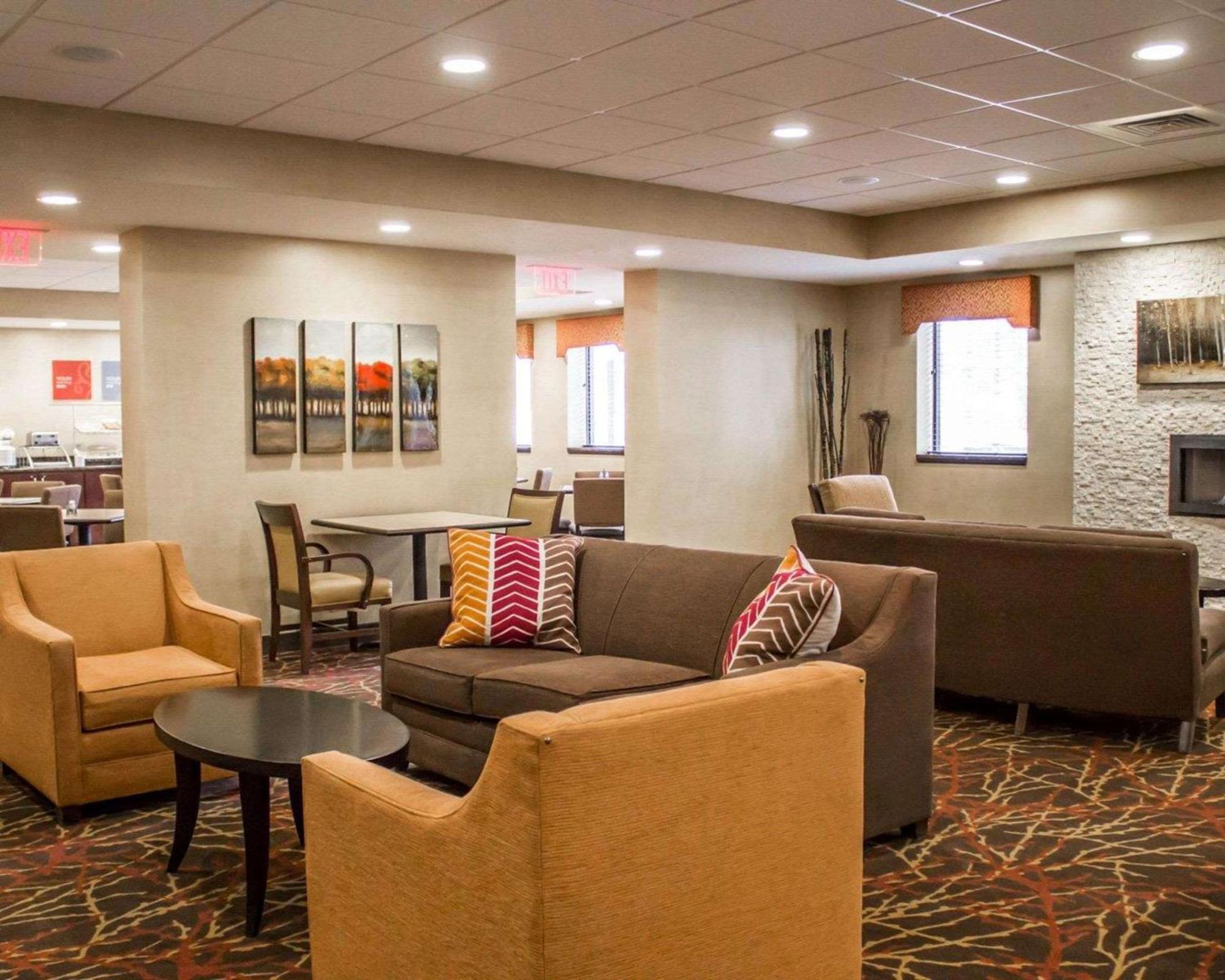 Comfort Inn & Suites Wadsworth Exteriör bild